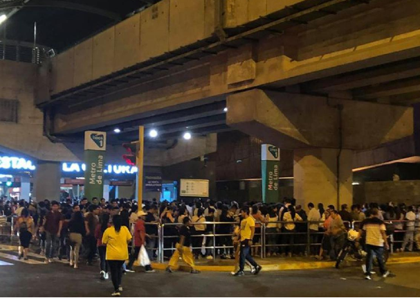 Se forman largas colas en la estación Arriola del Metro de Lima