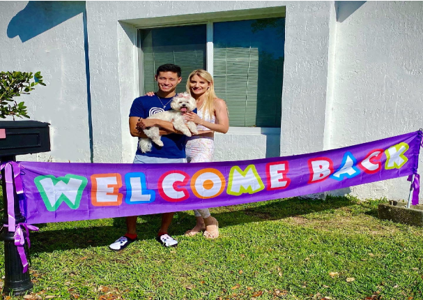Tony Succar regresa a Miami y recibe romántica bienvenida de su esposa