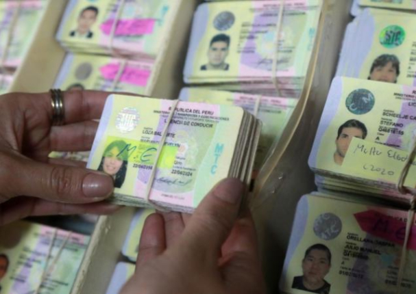 Reinician atención en los centros de emisión de licencias de conducir