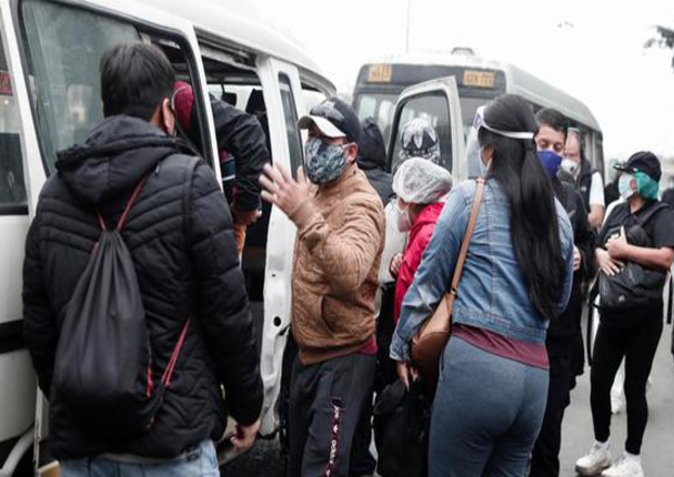 Paro de transportistas genera aglomeración por falta de buses