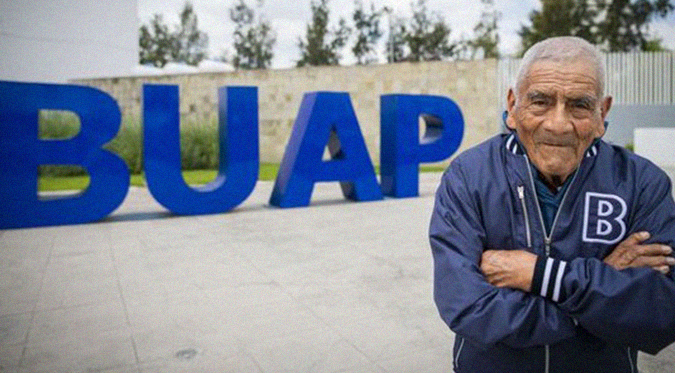 En México vendedor de verduras se graduó de ingeniero a los 84 años