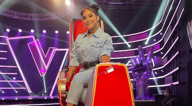 Daniela Darcourt recibe el premio de “Artista del Bicentenario”