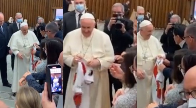 Gianluca Lapadula le regaló camiseta de la selección peruana al Papa Francisco | VIDEO